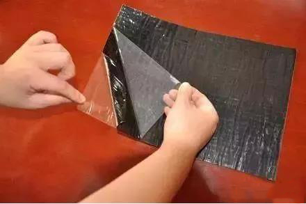 自粘防水卷材在高溫條件下揭膜難的原因解析及解決辦法！