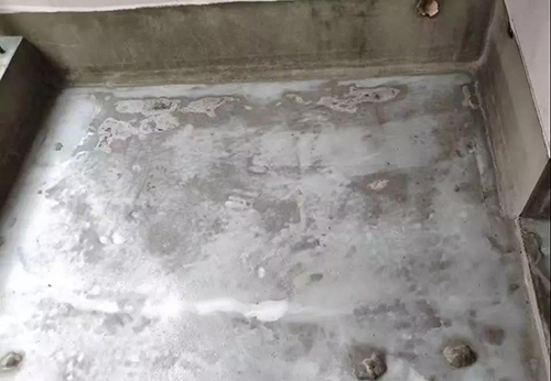 防水材料施工中出現(xiàn)針孔現(xiàn)象及防水層粘接不牢、開裂、發(fā)白等麻煩該如何解決？